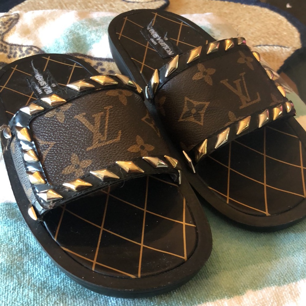 Louis Vuitton Slides 💯 Authentic women’s size 7